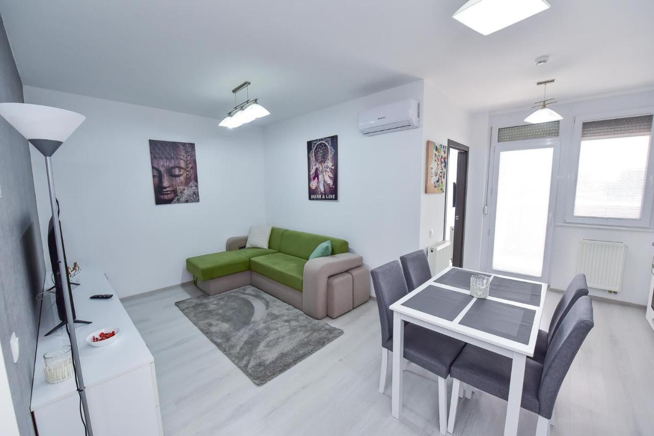 Stylish Stay - Executive - Private Parking And Central Location オラデア エクステリア 写真